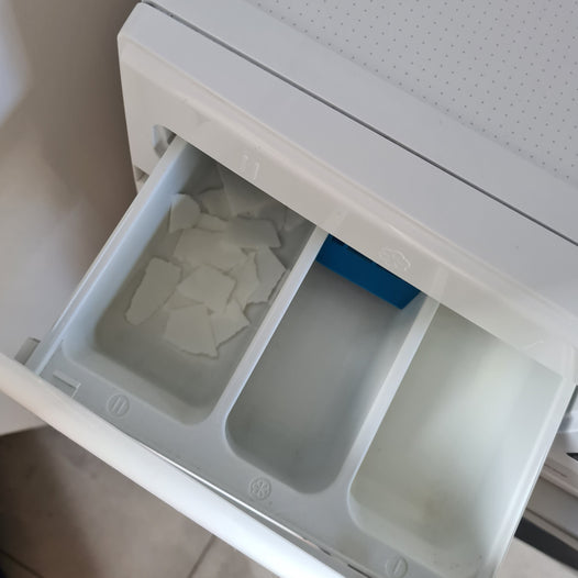 Eco-friendly, ultra-concentrated, hypoallergenic strip of laundry detergent to make your laundry easier, healthier and environmentally friendly! Version Fresh Linen 384 loads - step 3 tear strip into soap dispenser